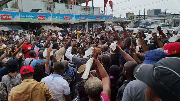 protests cameroon crowd